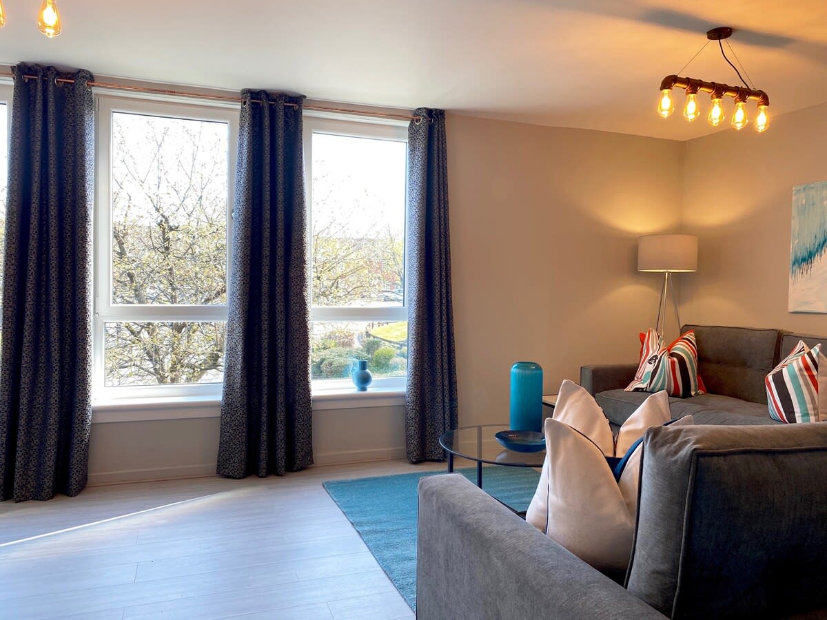 Stylish Glasgow Apartment with Parking in 69 Clarence Gardens G11 7JW - Property image 15 - VivreStays