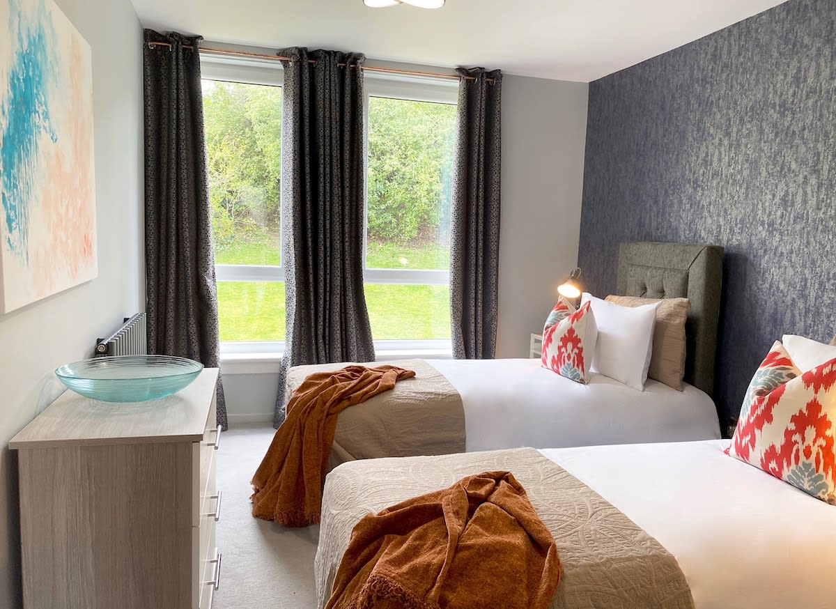 Stylish Glasgow Apartment with Parking in 69 Clarence Gardens G11 7JW - Property image 19 - VivreStays