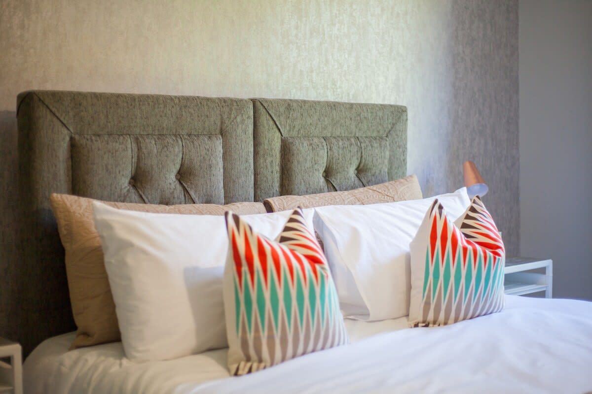 Stylish Glasgow Apartment with Parking in 69 Clarence Gardens G11 7JW - Property image 6 - VivreStays