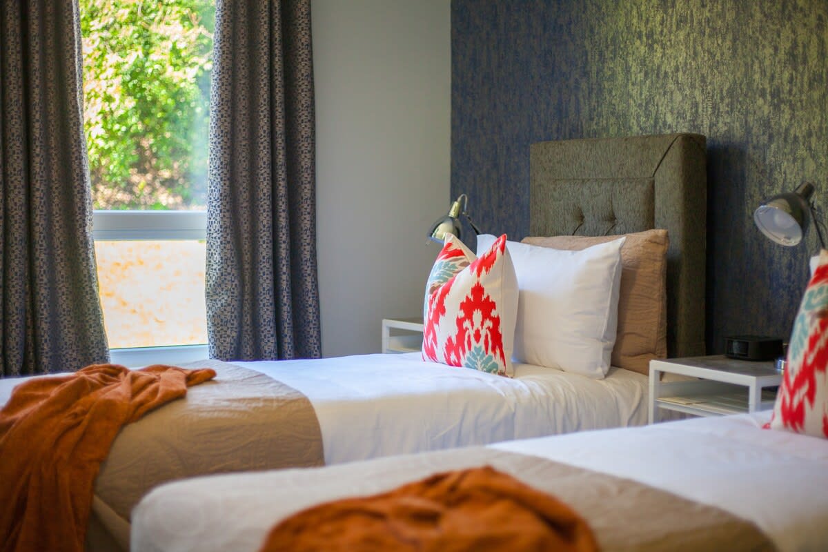 Stylish Glasgow Apartment with Parking in 69 Clarence Gardens G11 7JW - Property image 22 - VivreStays