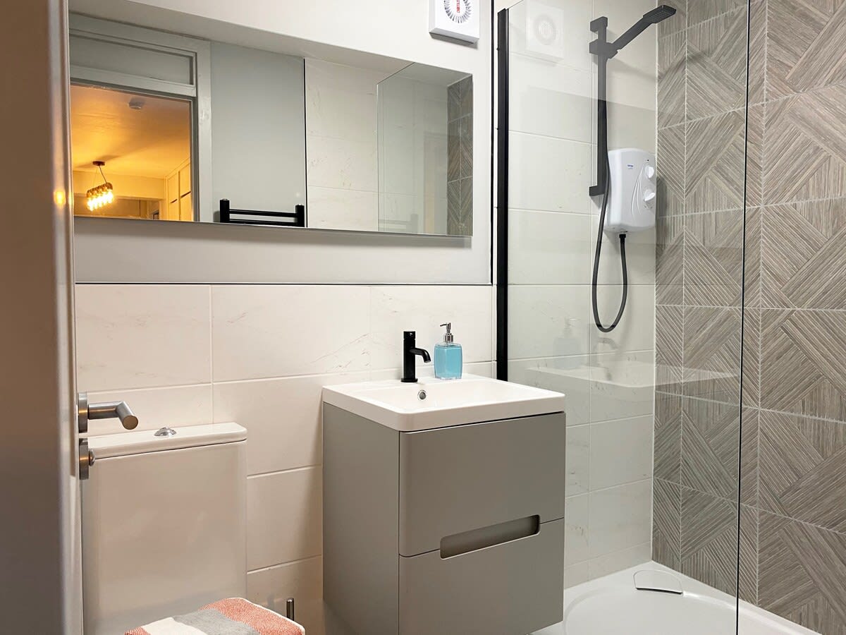 Stylish Glasgow Apartment with Parking in 69 Clarence Gardens G11 7JW - Property image 23 - VivreStays