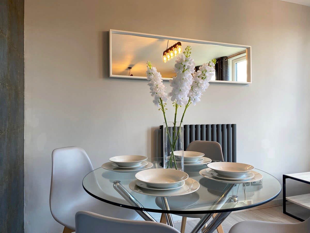 Stylish Glasgow Apartment with Parking in 69 Clarence Gardens G11 7JW - Property image 16 - VivreStays