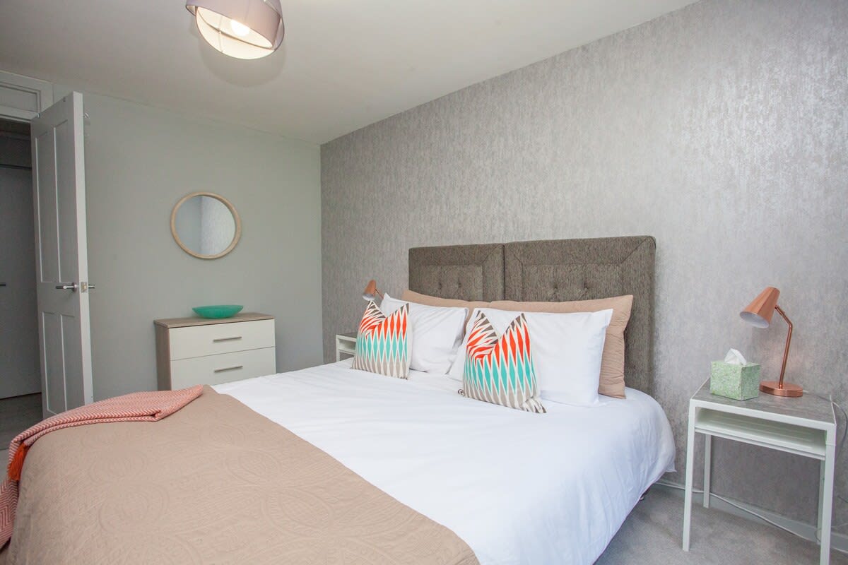 Stylish Glasgow Apartment with Parking in 69 Clarence Gardens G11 7JW - Property image 8 - VivreStays