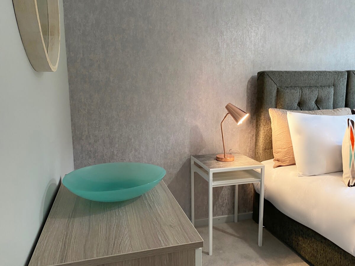 Stylish Glasgow Apartment with Parking in 69 Clarence Gardens G11 7JW - Property image 5 - VivreStays