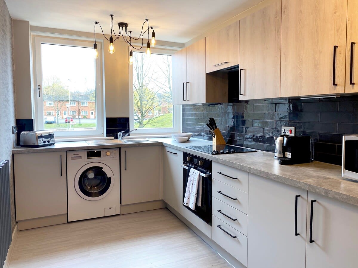 Stylish Glasgow Apartment with Parking in 69 Clarence Gardens G11 7JW - Property image 9 - VivreStays