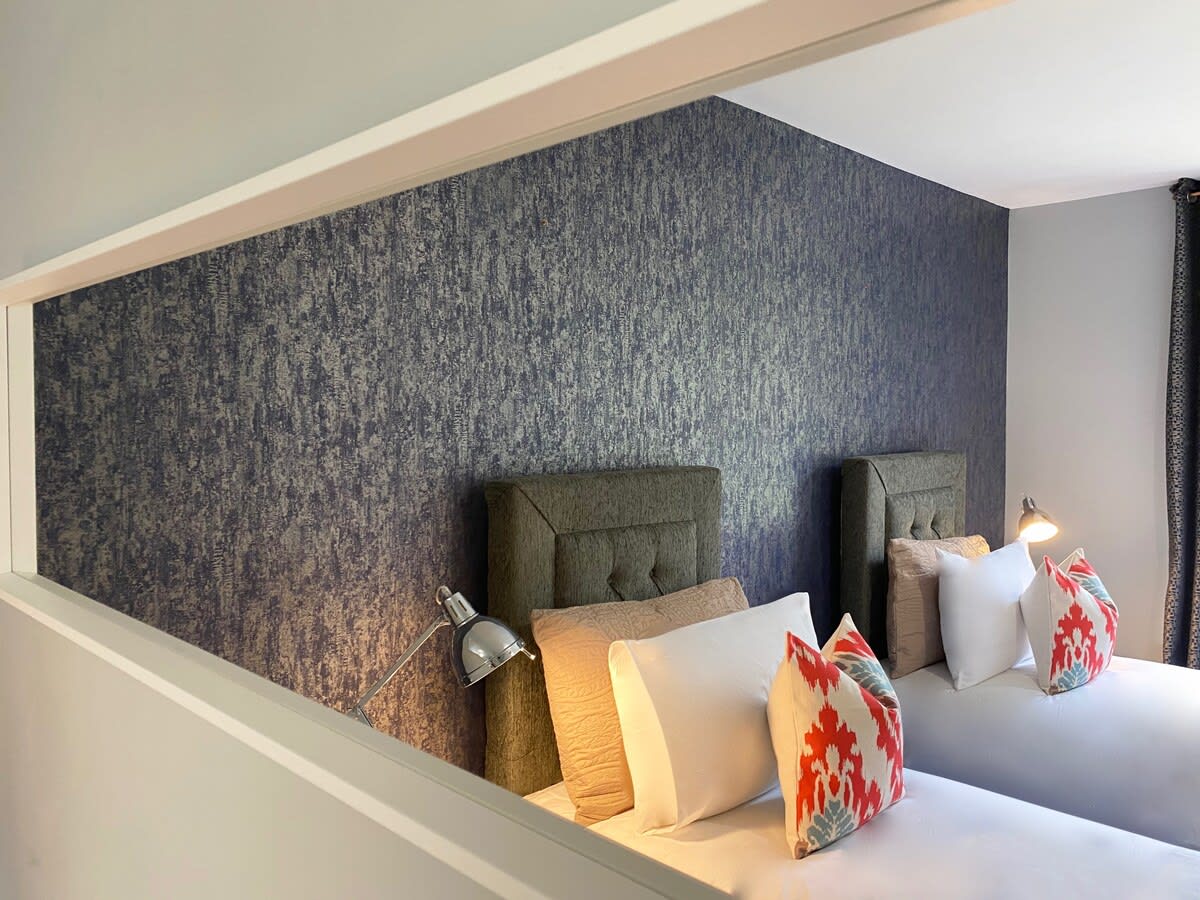Stylish Glasgow Apartment with Parking in 69 Clarence Gardens G11 7JW - Property image 24 - VivreStays