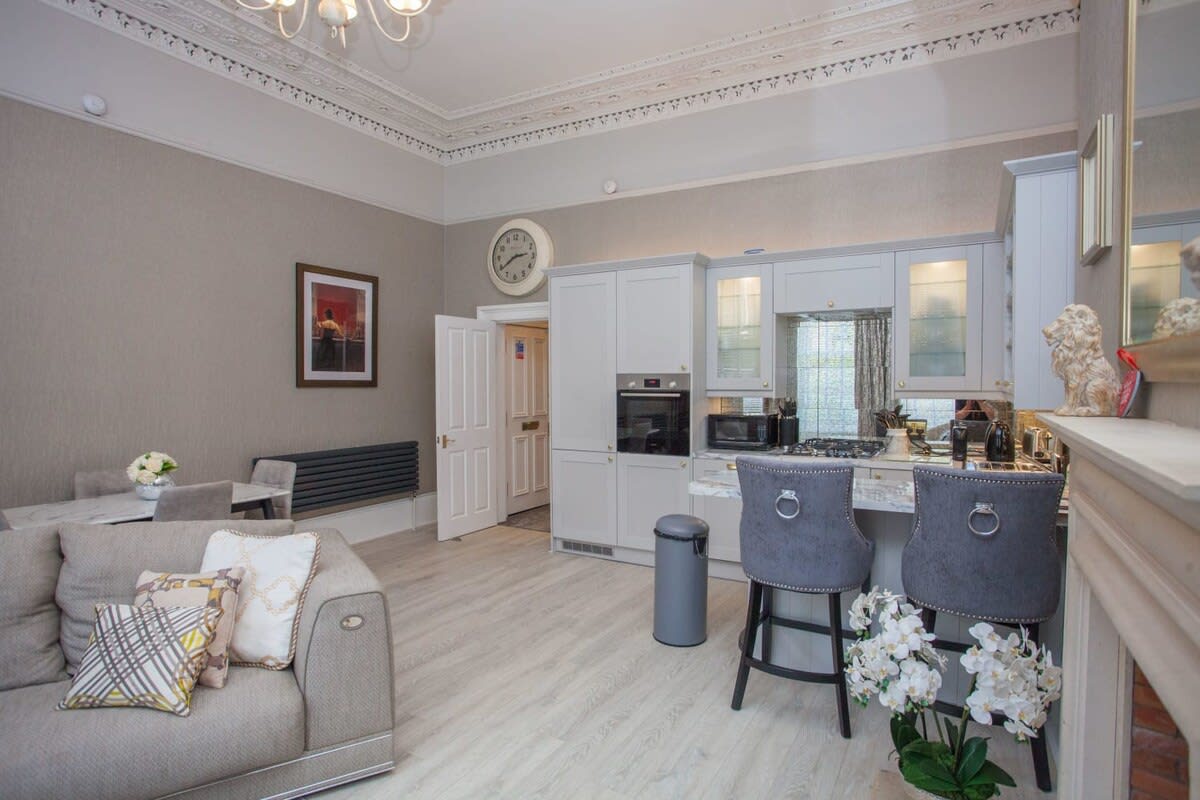 Charming 3-Bedroom Retreat in Glasgow West End in Hillhead Street 10 G12 - Property image 7 - VivreStays
