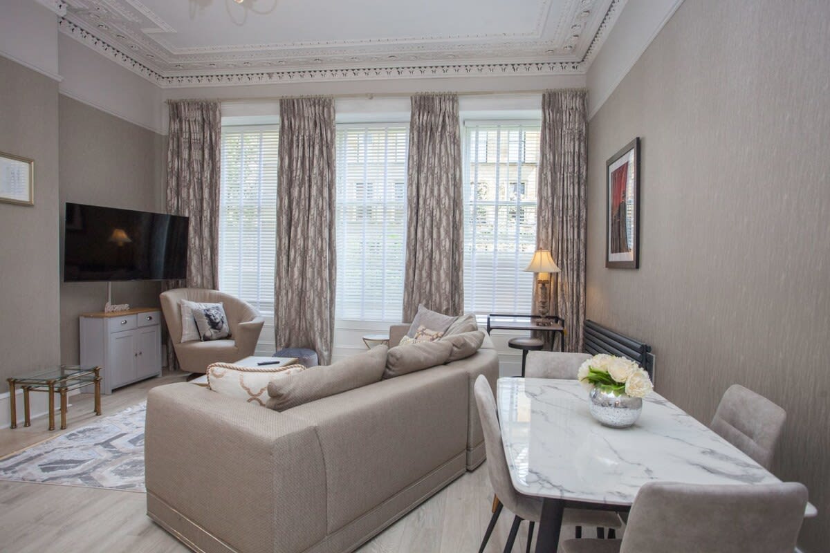 Charming 3-Bedroom Retreat in Glasgow West End in Hillhead Street 10 G12 - Property image 4 - VivreStays