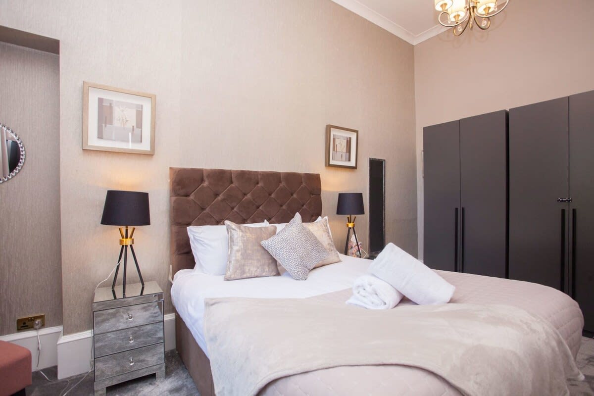 Charming 3-Bedroom Retreat in Glasgow West End in Hillhead Street 10 G12 - Property image 13 - VivreStays