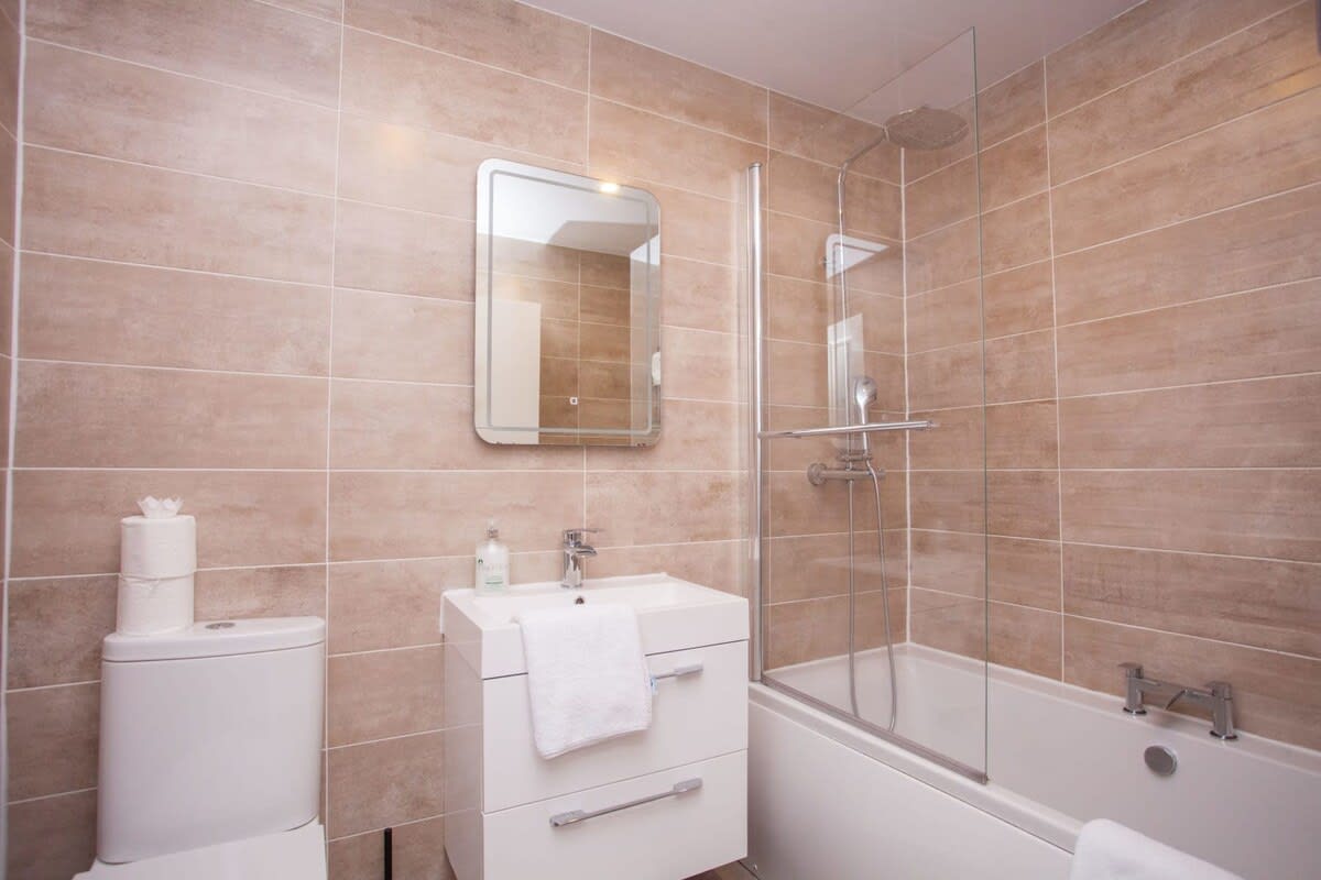 Charming 3-Bedroom Retreat in Glasgow West End in Hillhead Street 10 G12 - Property image 23 - VivreStays