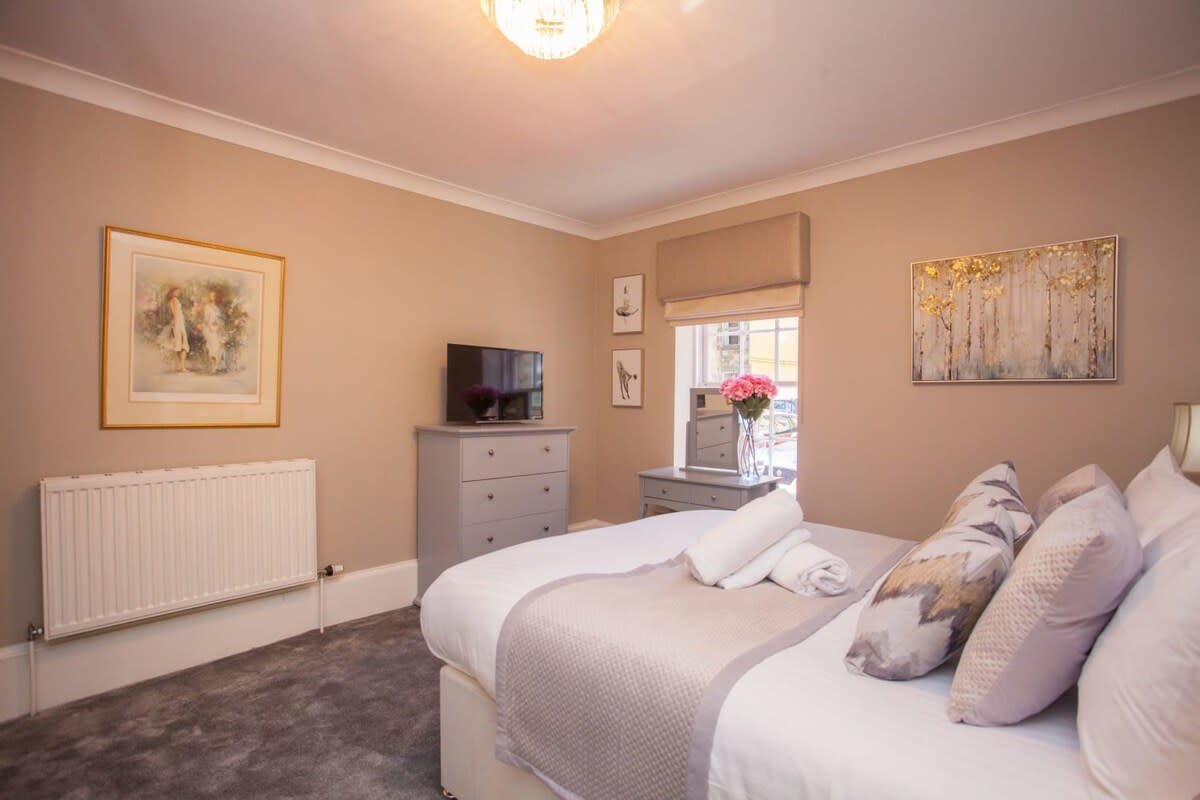 Charming 3-Bedroom Retreat in Glasgow West End in Hillhead Street 10 G12 - Property image 16 - VivreStays
