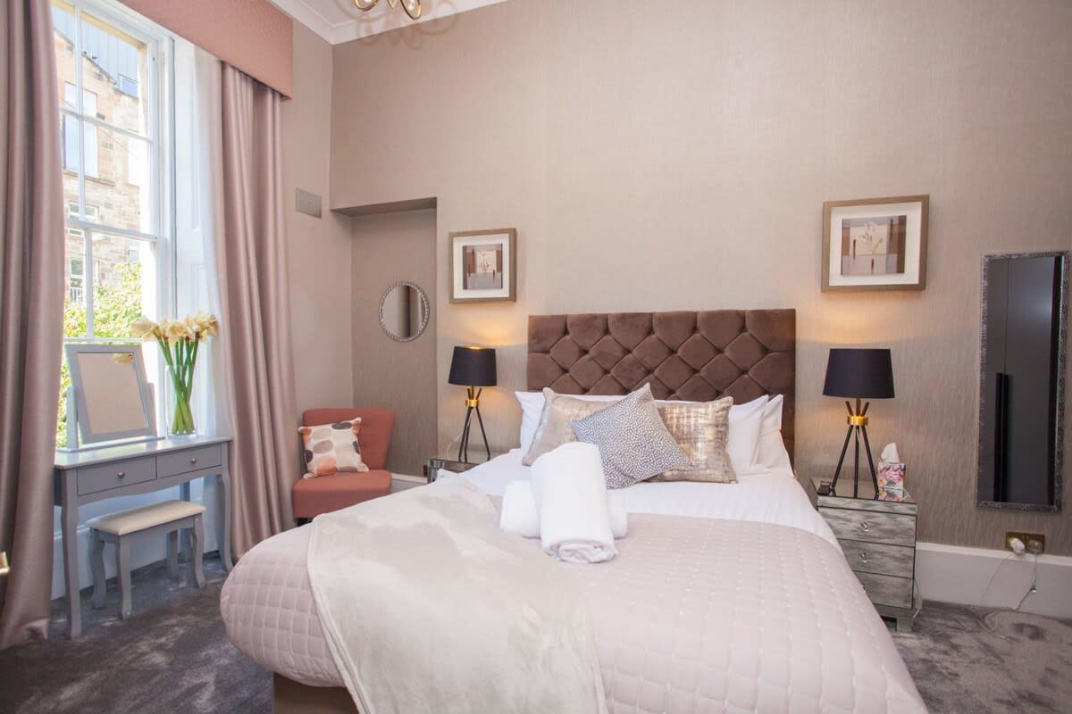 Charming 3-Bedroom Retreat in Glasgow West End in Hillhead Street 10 G12 - Property image 12 - VivreStays