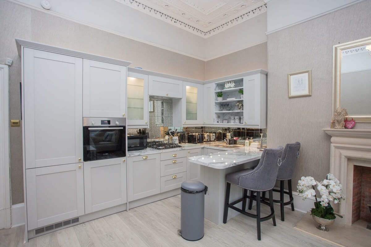 Charming 3-Bedroom Retreat in Glasgow West End in Hillhead Street 10 G12 - Property image 8 - VivreStays