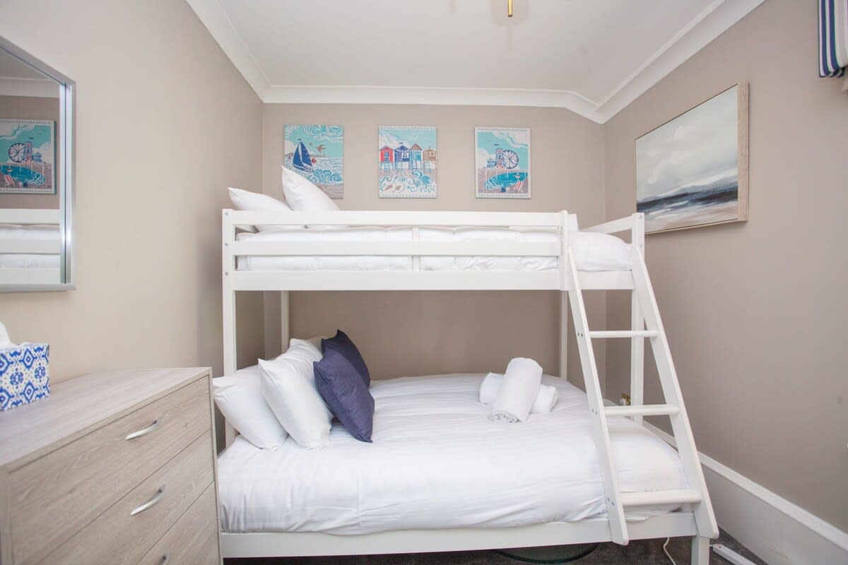 Charming 3-Bedroom Retreat in Glasgow West End in Hillhead Street 10 G12 - Property image 22 - VivreStays