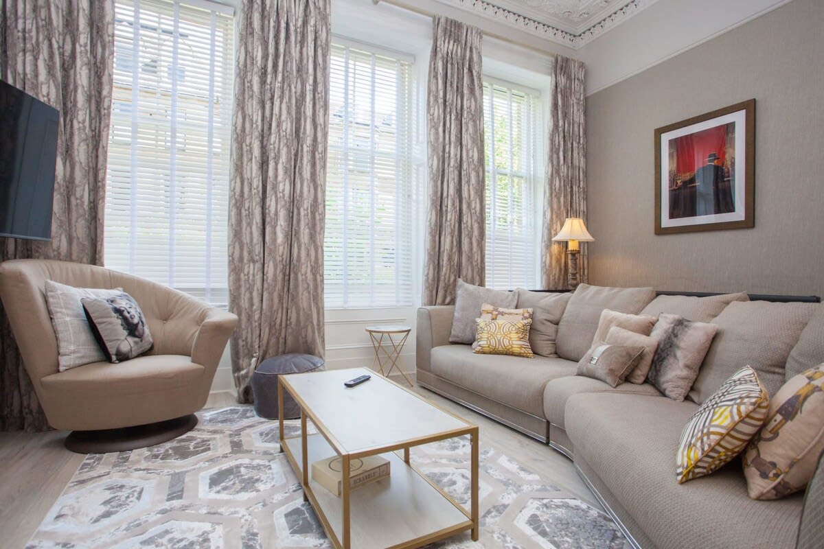 Charming 3-Bedroom Retreat in Glasgow West End in Hillhead Street 10 G12 - Property image 2 - VivreStays