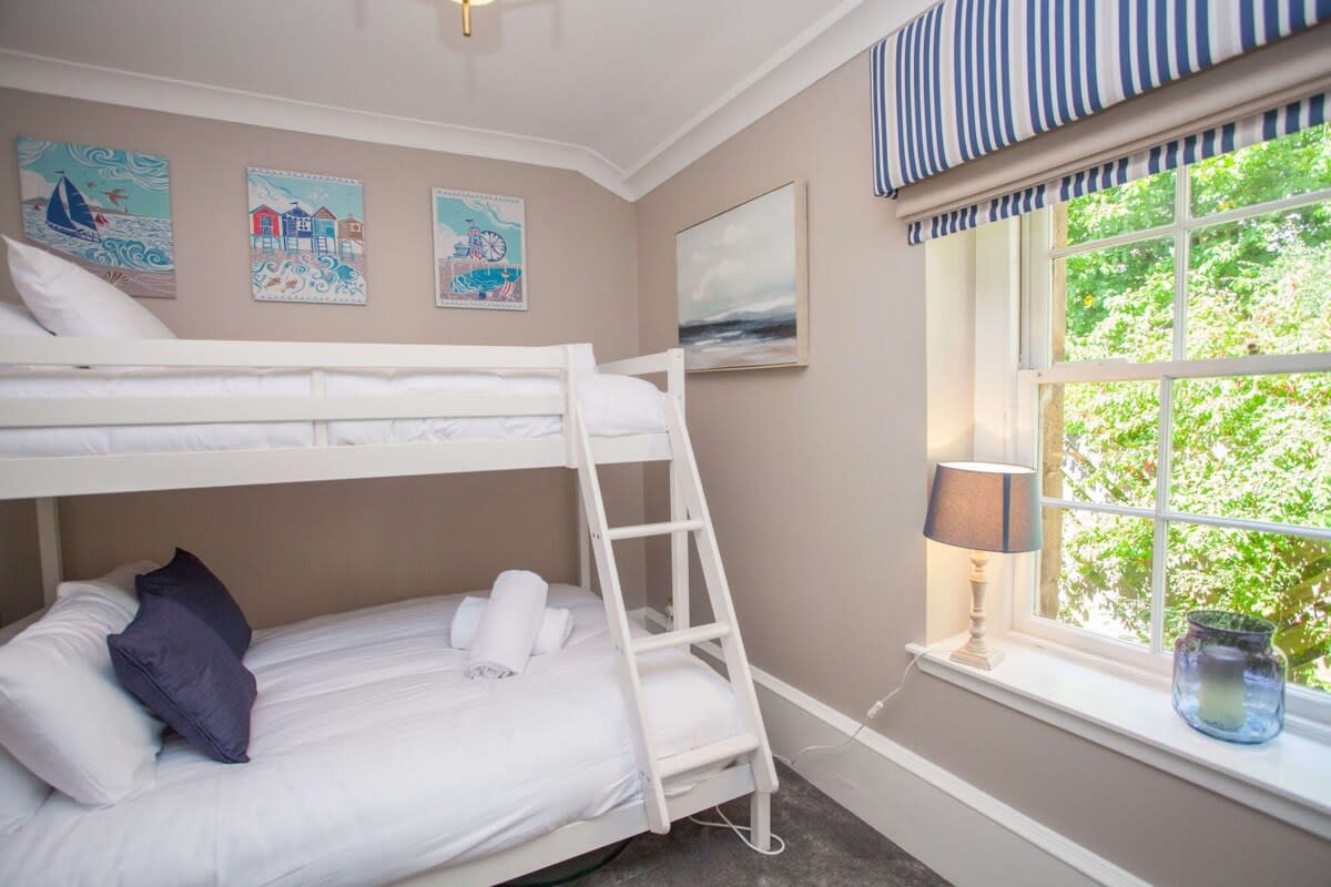 Charming 3-Bedroom Retreat in Glasgow West End in Hillhead Street 10 G12 - Property image 20 - VivreStays