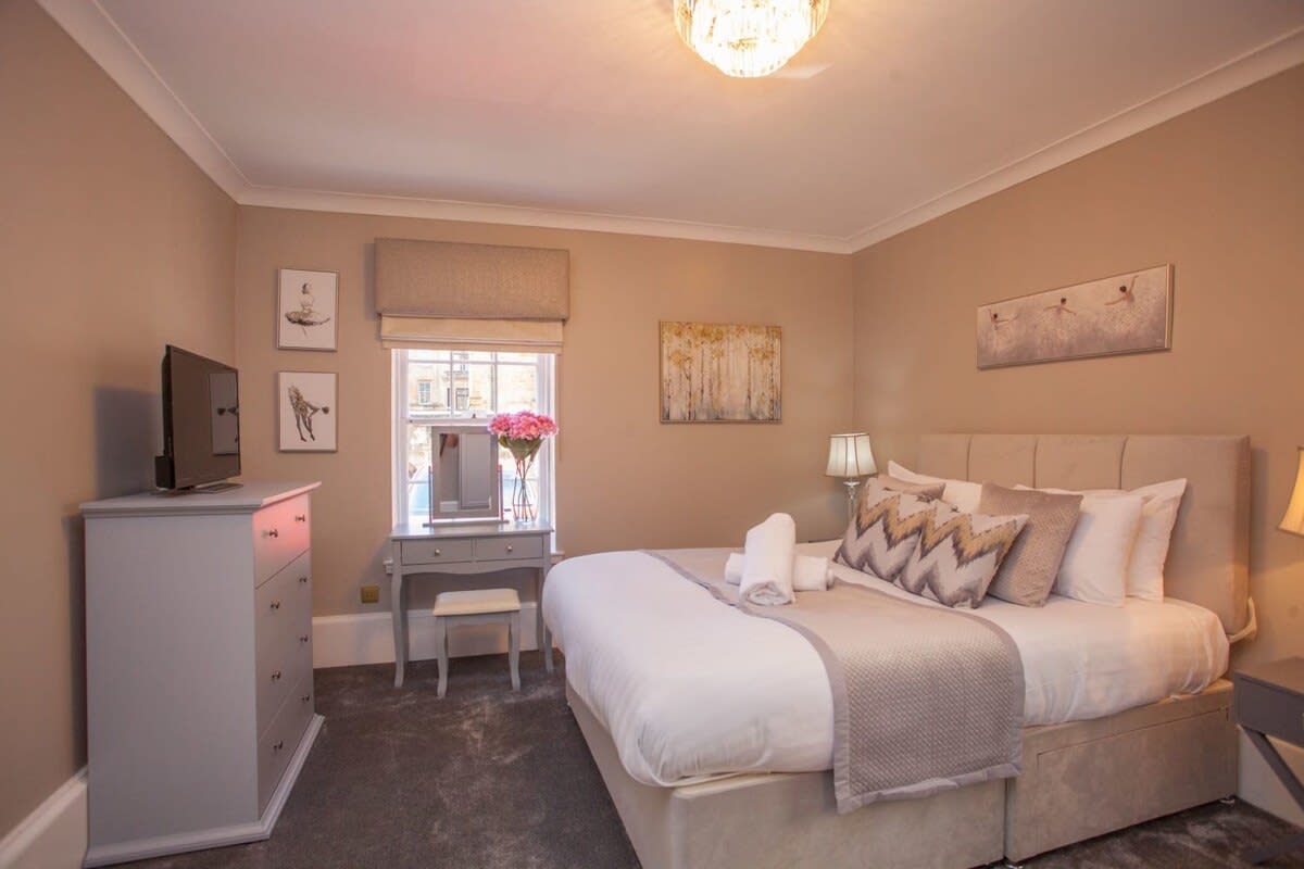 Charming 3-Bedroom Retreat in Glasgow West End in Hillhead Street 10 G12 - Property image 17 - VivreStays