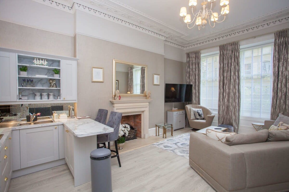 Charming 3-Bedroom Retreat in Glasgow West End in Hillhead Street 10 G12 - Property image 3 - VivreStays