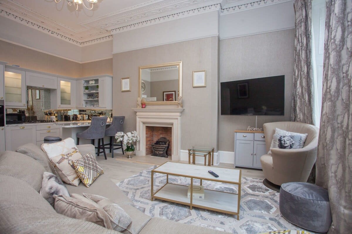 Charming 3-Bedroom Retreat in Glasgow West End in Hillhead Street 10 G12 - Property image 6 - VivreStays