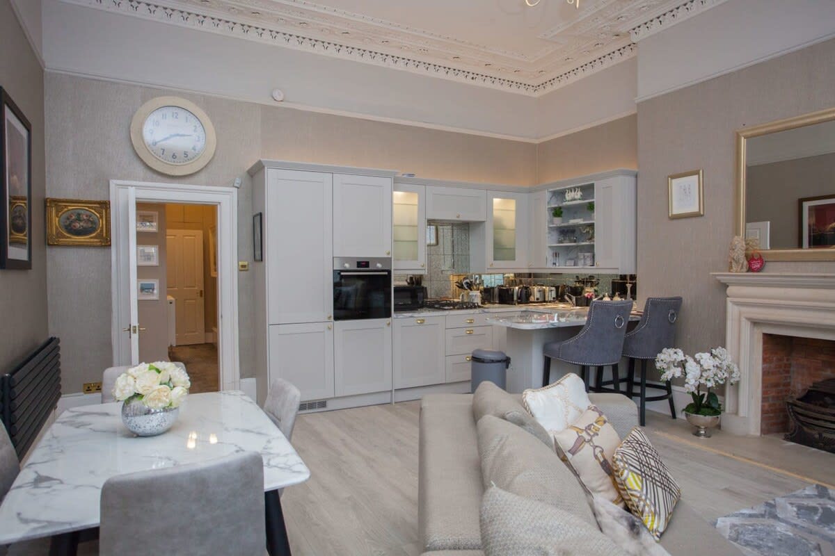 Charming 3-Bedroom Retreat in Glasgow West End in Hillhead Street 10 G12 - Property image 5 - VivreStays