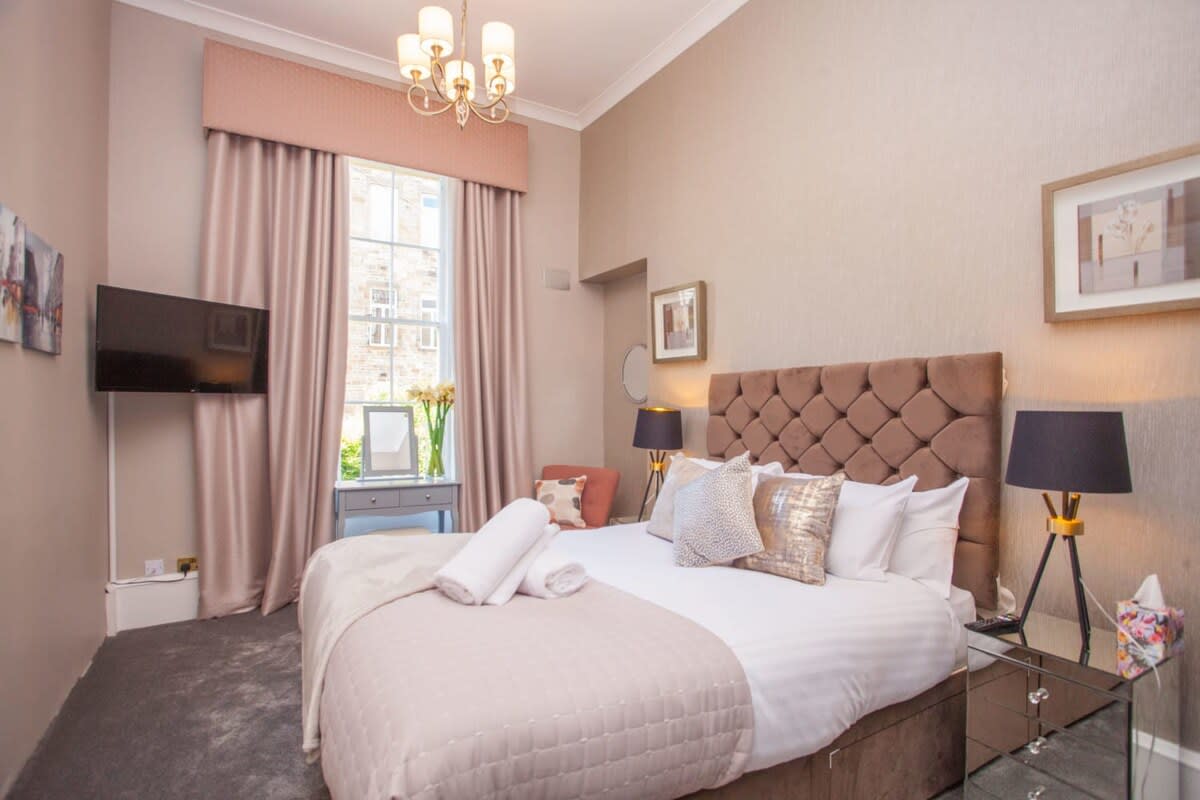 Charming 3-Bedroom Retreat in Glasgow West End in Hillhead Street 10 G12 - Property image 14 - VivreStays