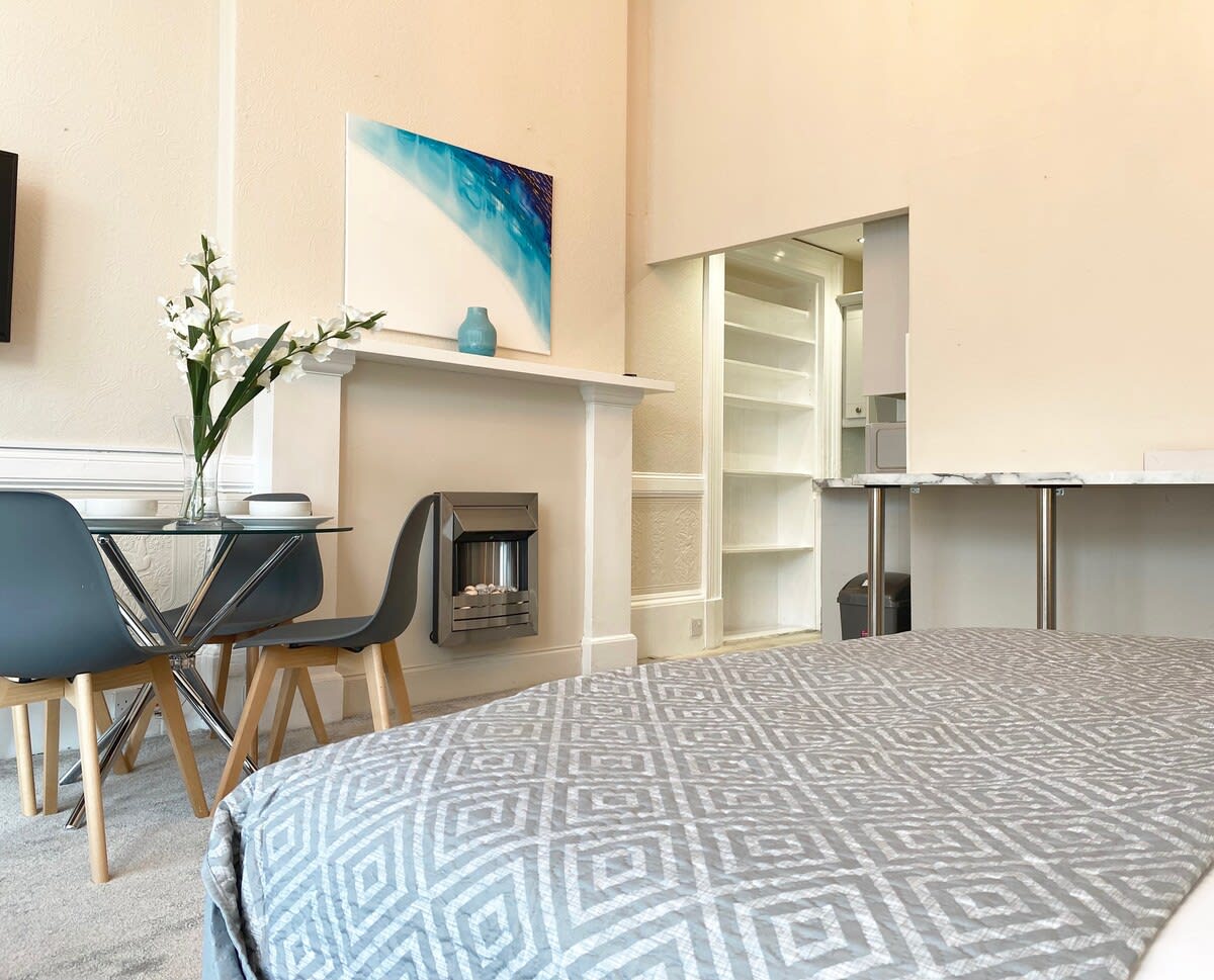 Luxurious Studio in Glasgow's West End in 28 Buckingham Terrace G12 - Property image 10 - VivreStays