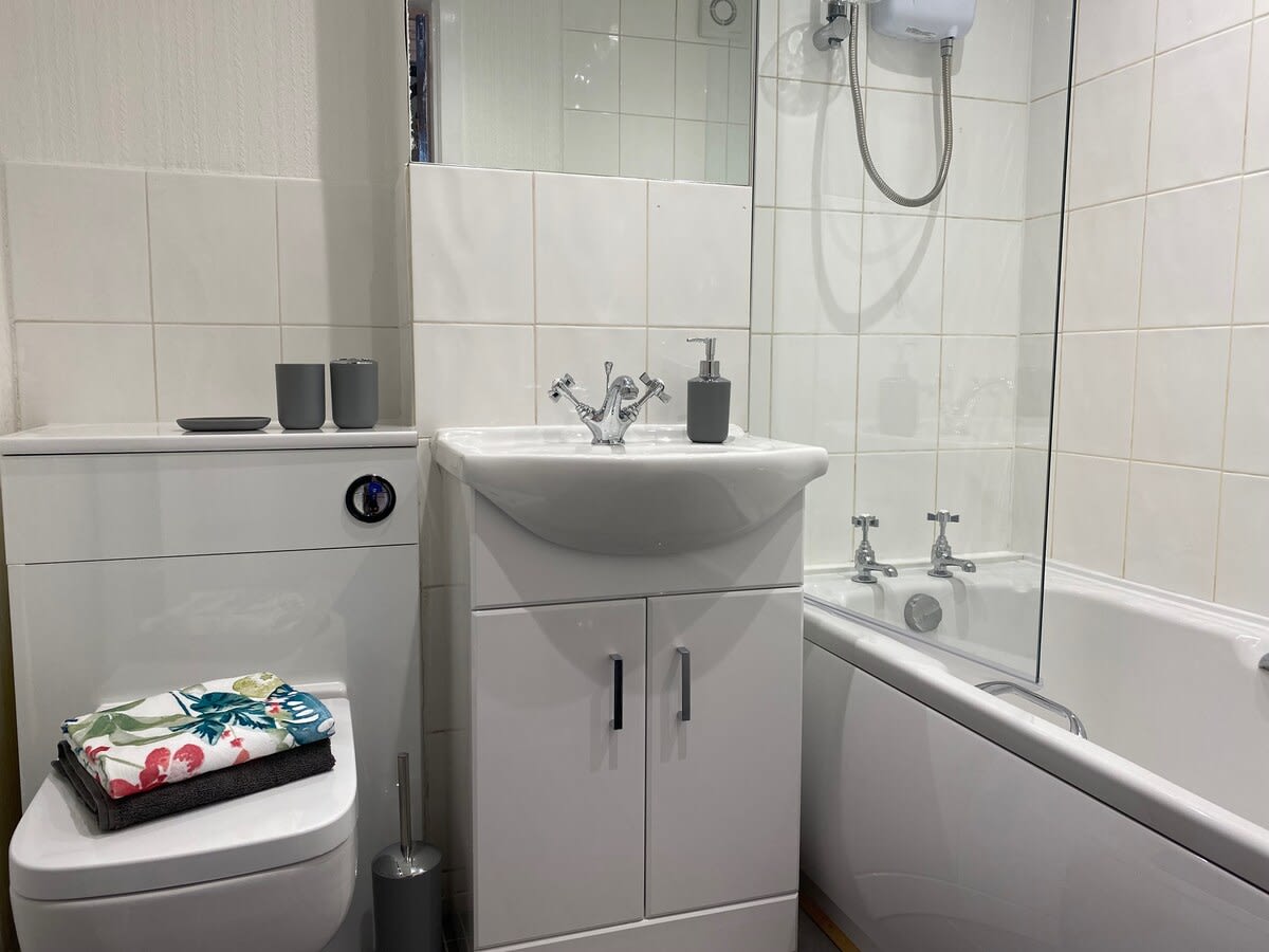 Luxurious Studio in Glasgow's West End in 28 Buckingham Terrace G12 - Property image 16 - VivreStays