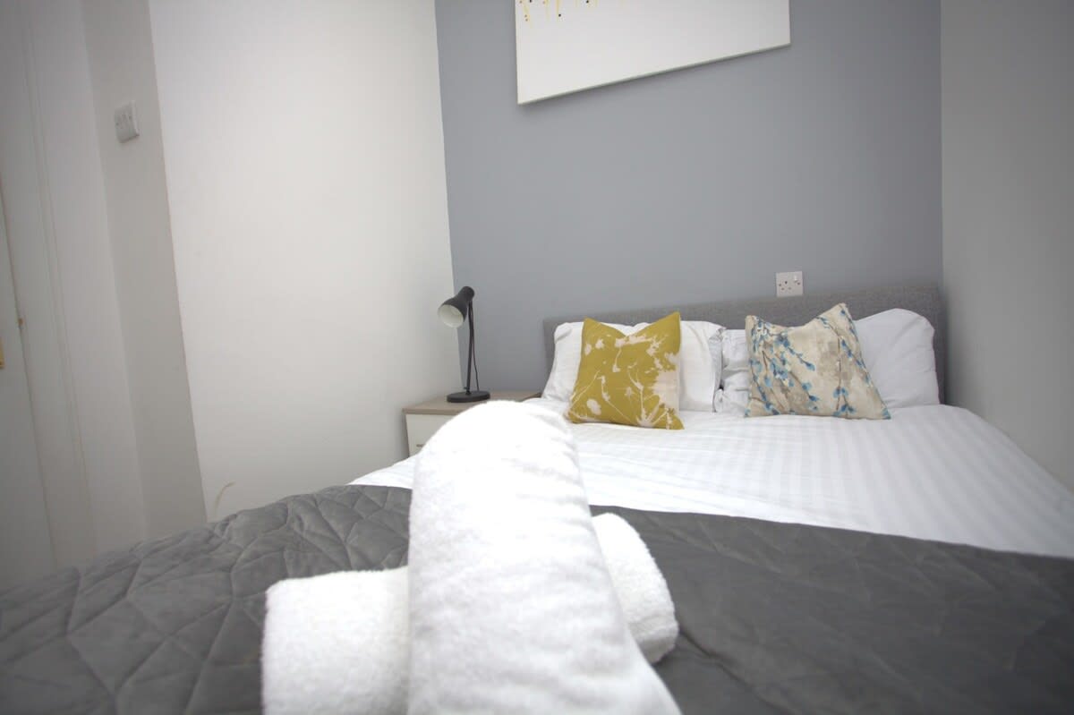 View Renovated West End Flat in Glasgow in Byres Road 18 G11 5JY Renovated West End Flat in Glasgow in Byres Road 18 G11 5JY - Property image 16 - VivreStays