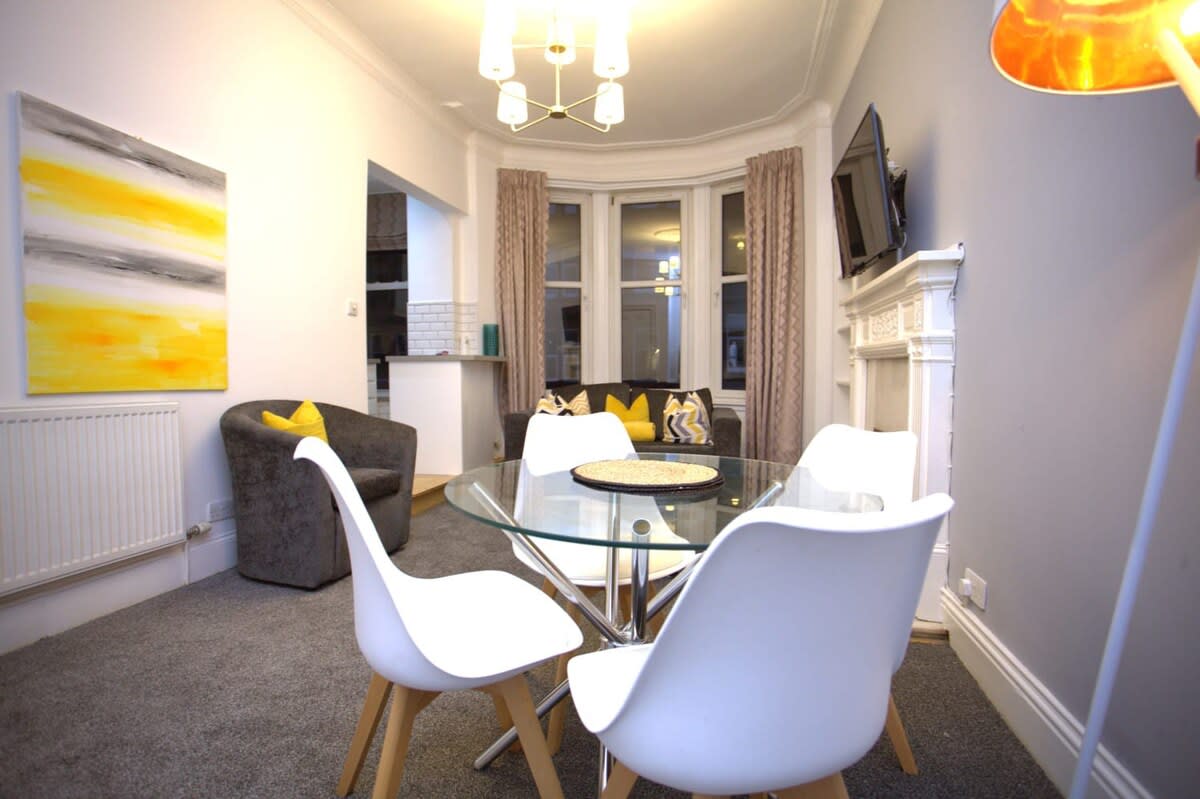 View Renovated West End Flat in Glasgow in Byres Road 18 G11 5JY Renovated West End Flat in Glasgow in Byres Road 18 G11 5JY - Property image 5 - VivreStays