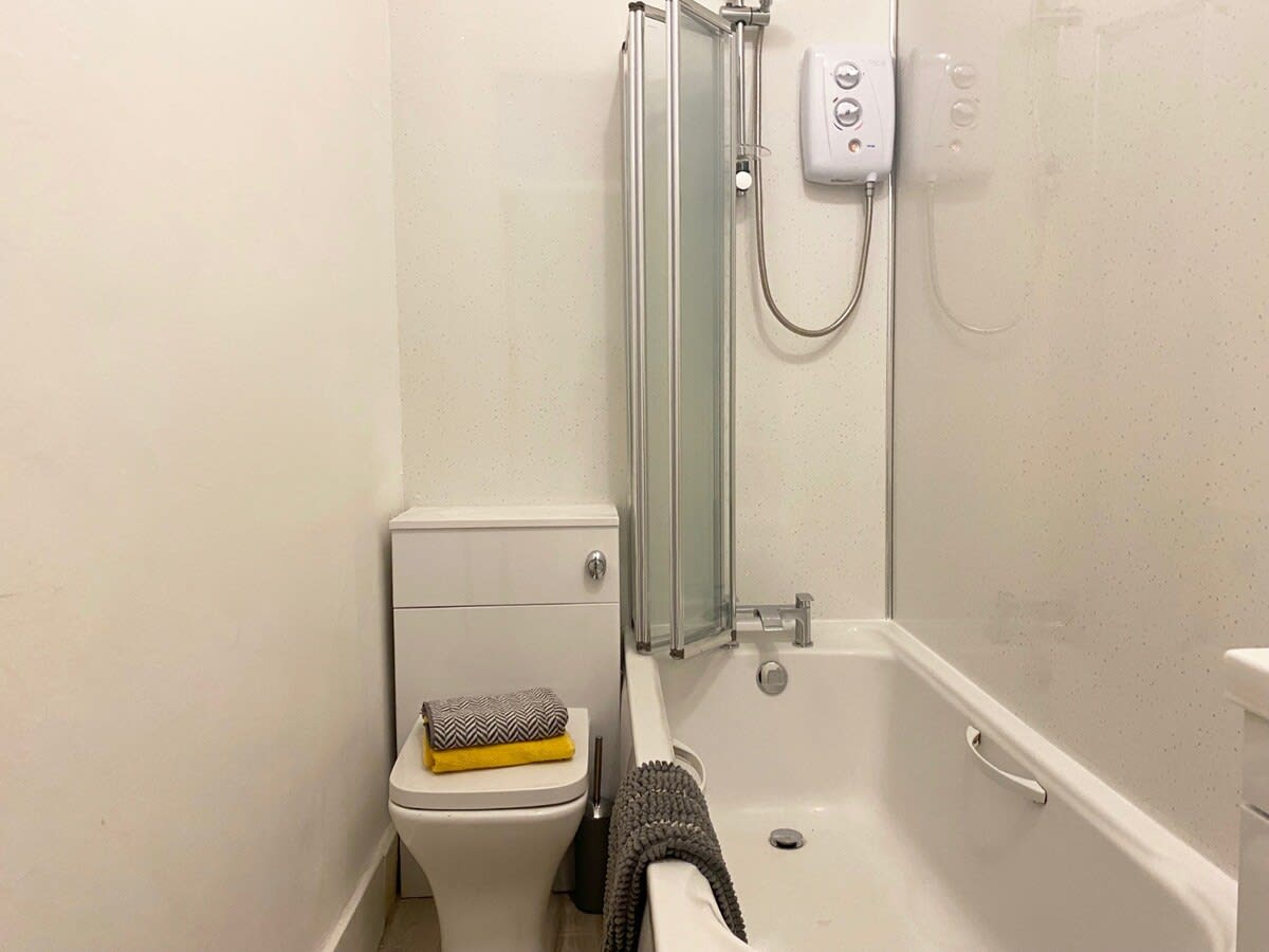 View Renovated West End Flat in Glasgow in Byres Road 18 G11 5JY Renovated West End Flat in Glasgow in Byres Road 18 G11 5JY - Property image 18 - VivreStays