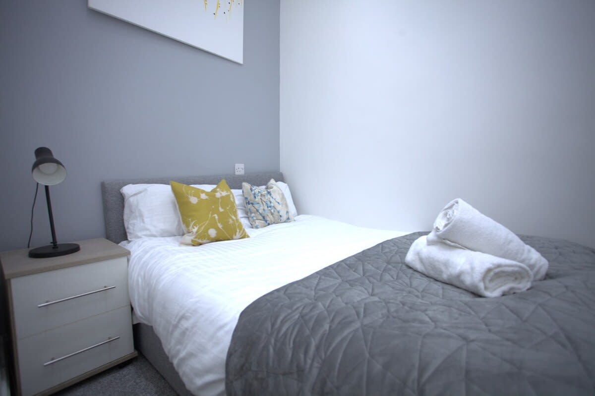 View Renovated West End Flat in Glasgow in Byres Road 18 G11 5JY Renovated West End Flat in Glasgow in Byres Road 18 G11 5JY - Property image 15 - VivreStays