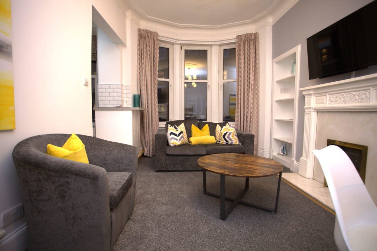 View Renovated West End Flat in Glasgow in Byres Road 18 G11 5JY Renovated West End Flat in Glasgow in Byres Road 18 G11 5JY - Property image 2 - VivreStays