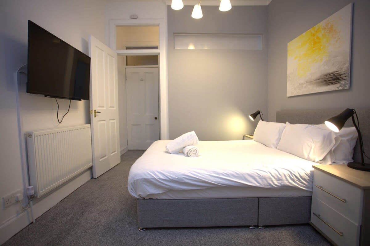 View Renovated West End Flat in Glasgow in Byres Road 18 G11 5JY Renovated West End Flat in Glasgow in Byres Road 18 G11 5JY - Property image 13 - VivreStays