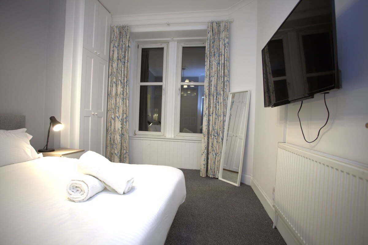 View Renovated West End Flat in Glasgow in Byres Road 18 G11 5JY Renovated West End Flat in Glasgow in Byres Road 18 G11 5JY - Property image 14 - VivreStays