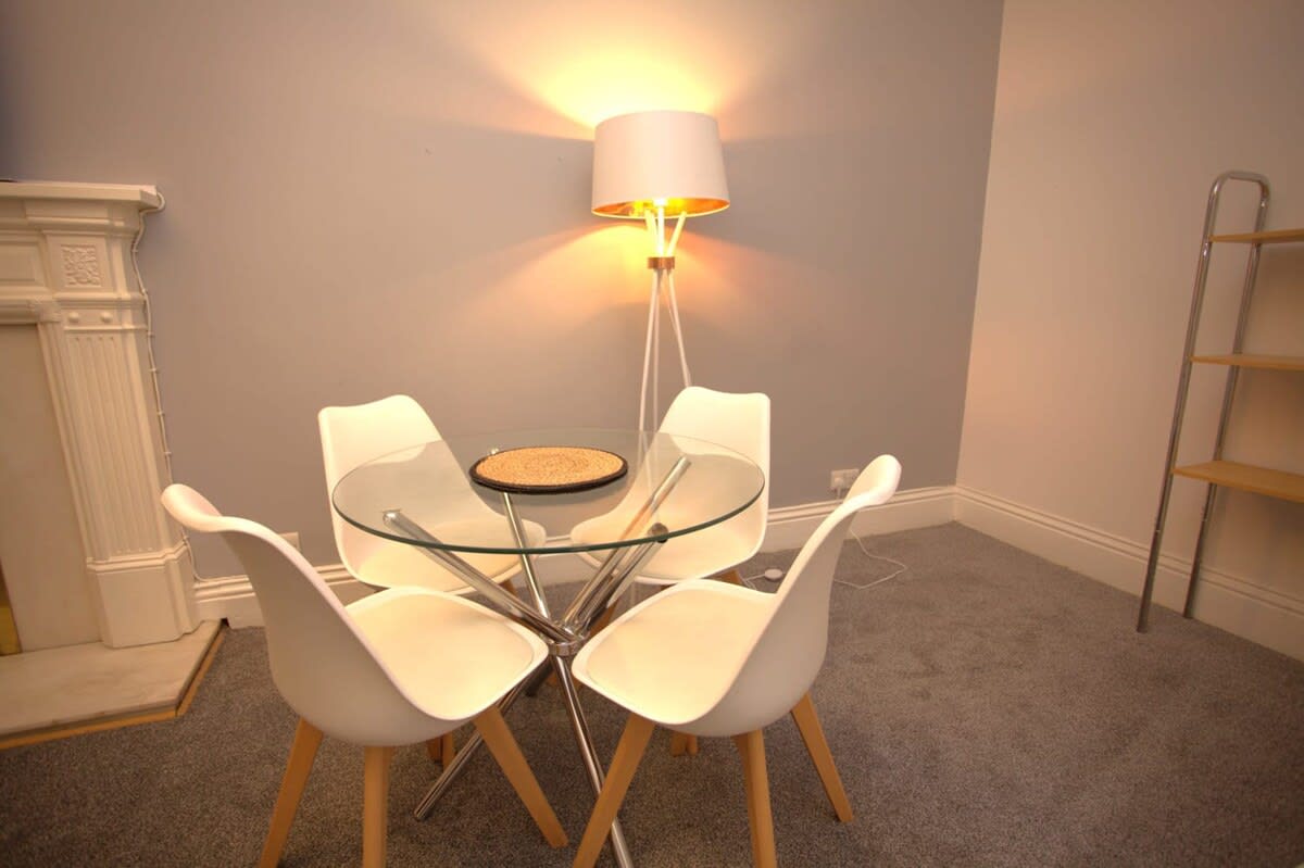 View Renovated West End Flat in Glasgow in Byres Road 18 G11 5JY Renovated West End Flat in Glasgow in Byres Road 18 G11 5JY - Property image 4 - VivreStays