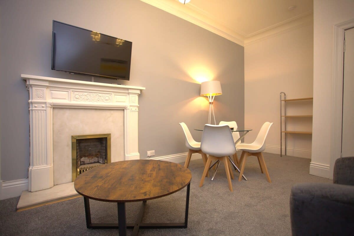 View Renovated West End Flat in Glasgow in Byres Road 18 G11 5JY Renovated West End Flat in Glasgow in Byres Road 18 G11 5JY - Property image 3 - VivreStays