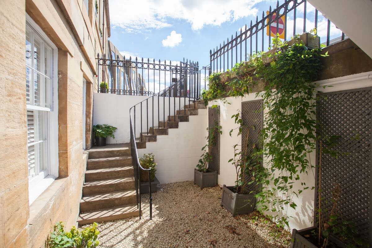 View Stylish West End Flat in Glasgow in Woodside Crescent 8 G3 7QF Stylish West End Flat in Glasgow in Woodside Crescent 8 G3 7QF - Property image 2 - VivreStays