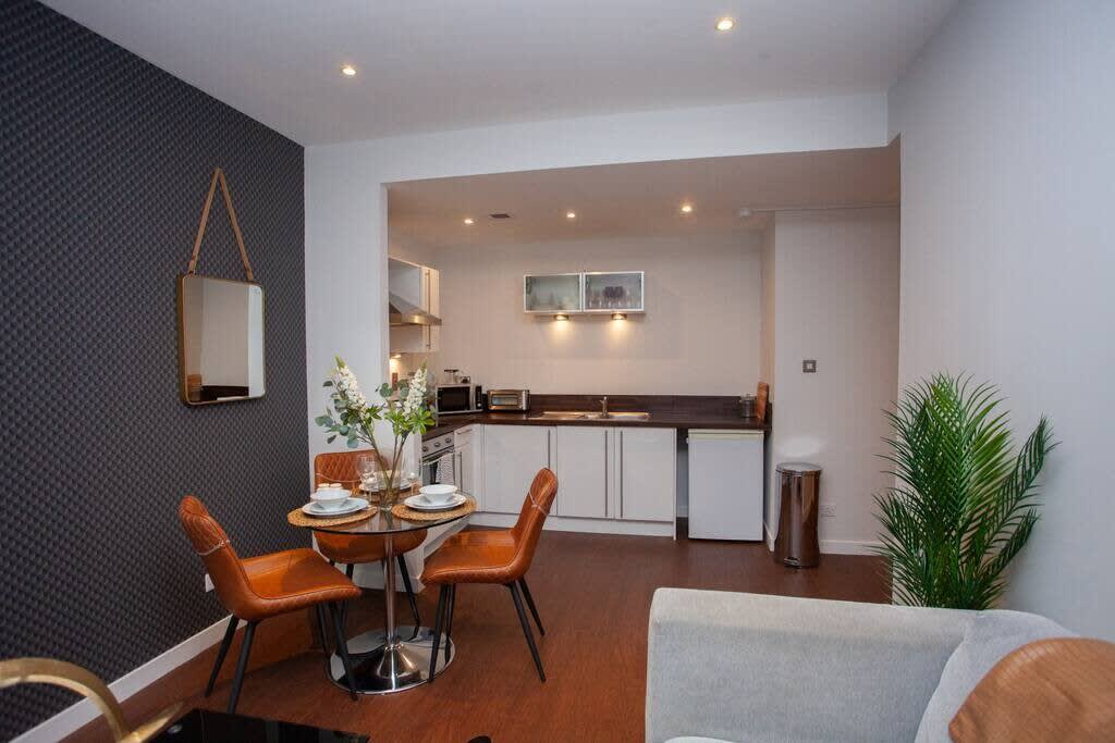1 Bedroom Apartment in Very Central Location in 21 Oswald Street G1 4PE - Property image 3 - VivreStays