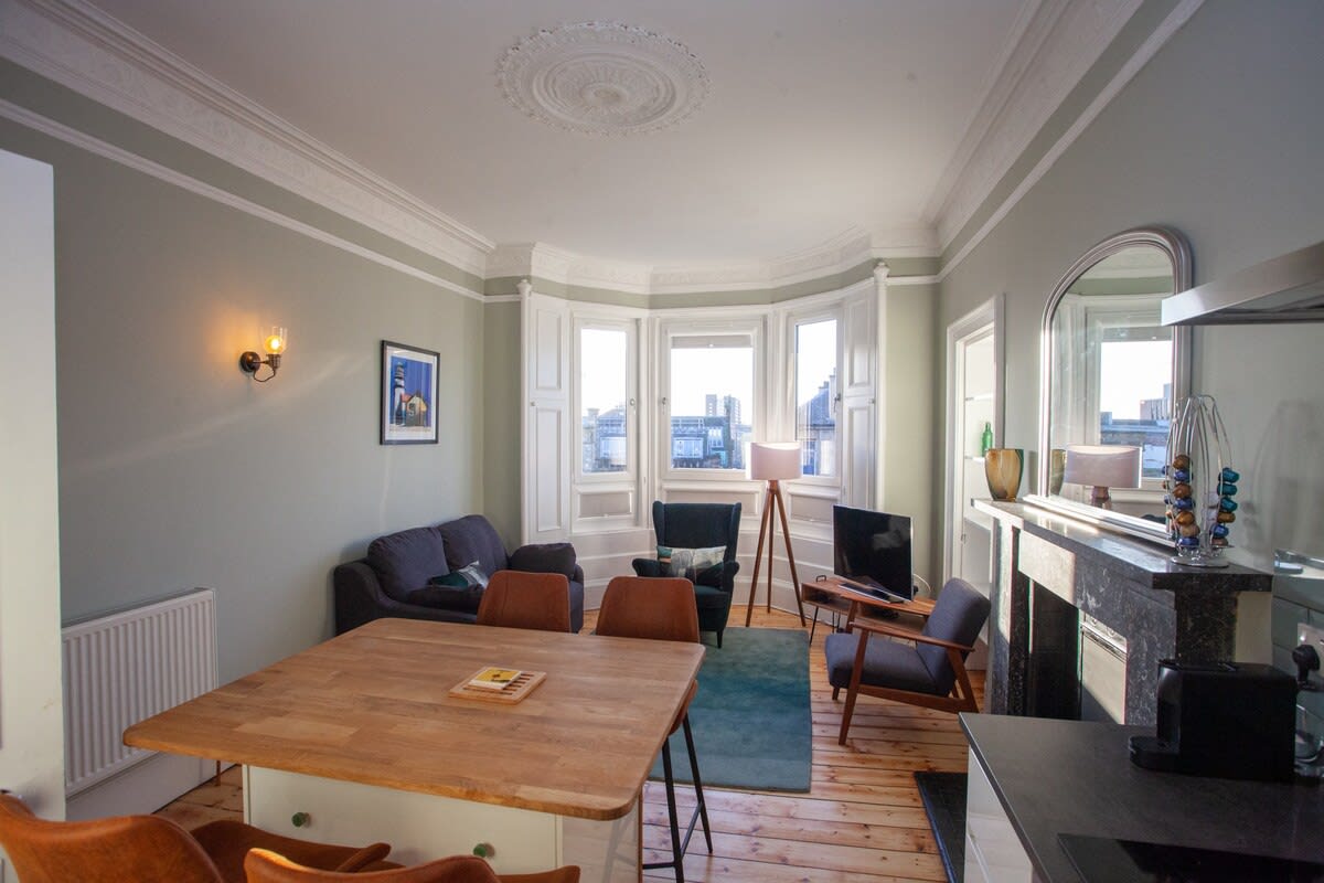 View Stylish flat in the heart of the West End in 4 Lawrence Street G11 5HQ Stylish flat in the heart of the West End in 4 Lawrence Street G11 5HQ - Property image 2 - VivreStays