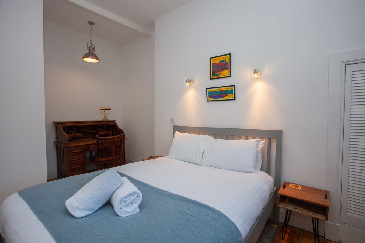 View Stylish flat in the heart of the West End in 4 Lawrence Street G11 5HQ Stylish flat in the heart of the West End in 4 Lawrence Street G11 5HQ - Property image 9 - VivreStays