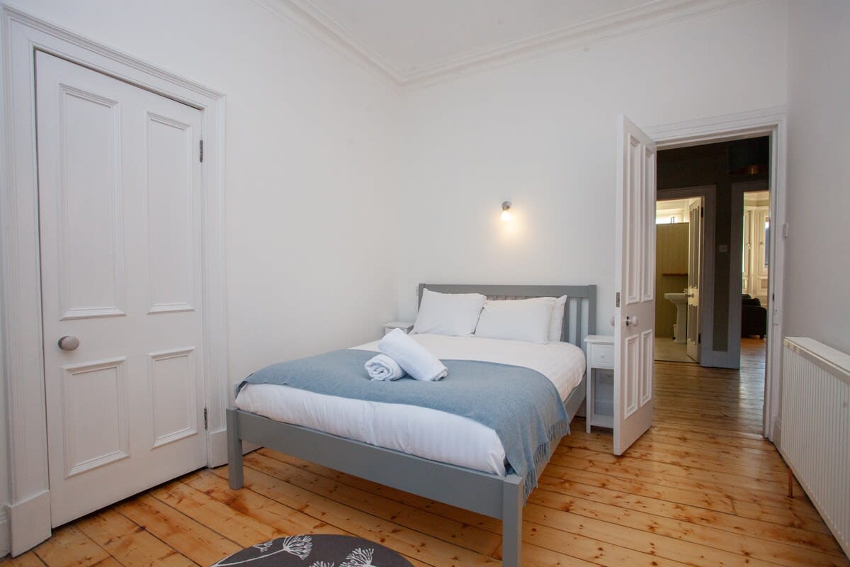 View Stylish flat in the heart of the West End in 4 Lawrence Street G11 5HQ Stylish flat in the heart of the West End in 4 Lawrence Street G11 5HQ - Property image 11 - VivreStays