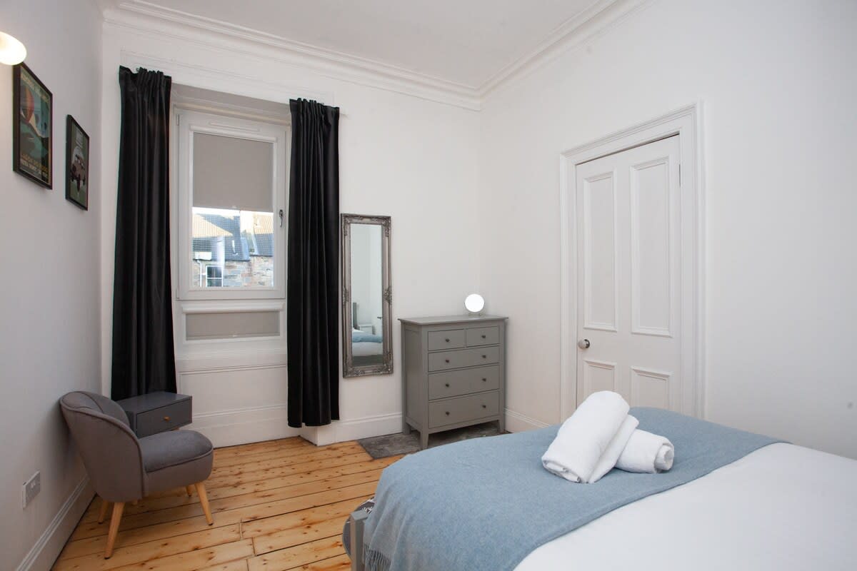 View Stylish flat in the heart of the West End in 4 Lawrence Street G11 5HQ Stylish flat in the heart of the West End in 4 Lawrence Street G11 5HQ - Property image 17 - VivreStays