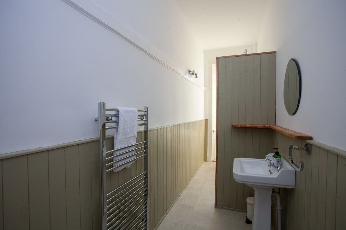 View Stylish flat in the heart of the West End in 4 Lawrence Street G11 5HQ Stylish flat in the heart of the West End in 4 Lawrence Street G11 5HQ - Property image 15 - VivreStays