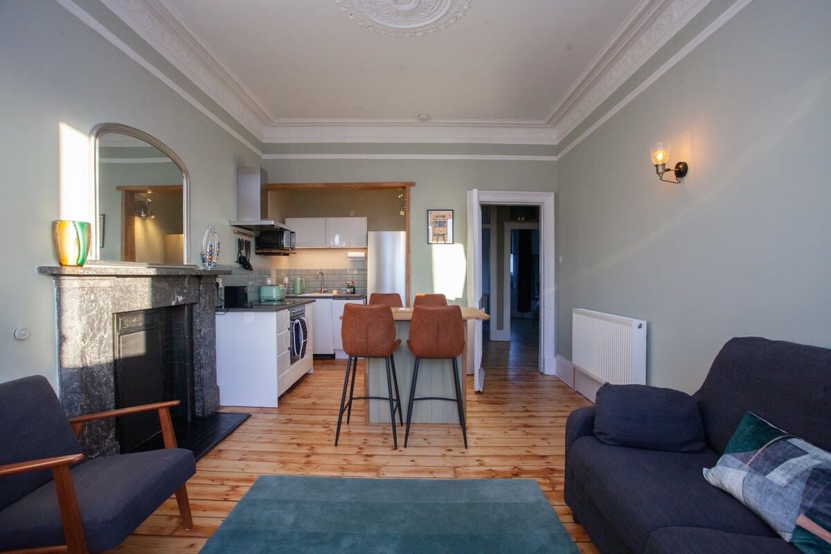 View Stylish flat in the heart of the West End in 4 Lawrence Street G11 5HQ Stylish flat in the heart of the West End in 4 Lawrence Street G11 5HQ - Property image 4 - VivreStays