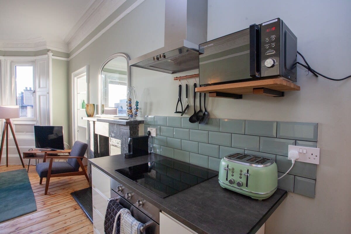 View Stylish flat in the heart of the West End in 4 Lawrence Street G11 5HQ Stylish flat in the heart of the West End in 4 Lawrence Street G11 5HQ - Property image 18 - VivreStays