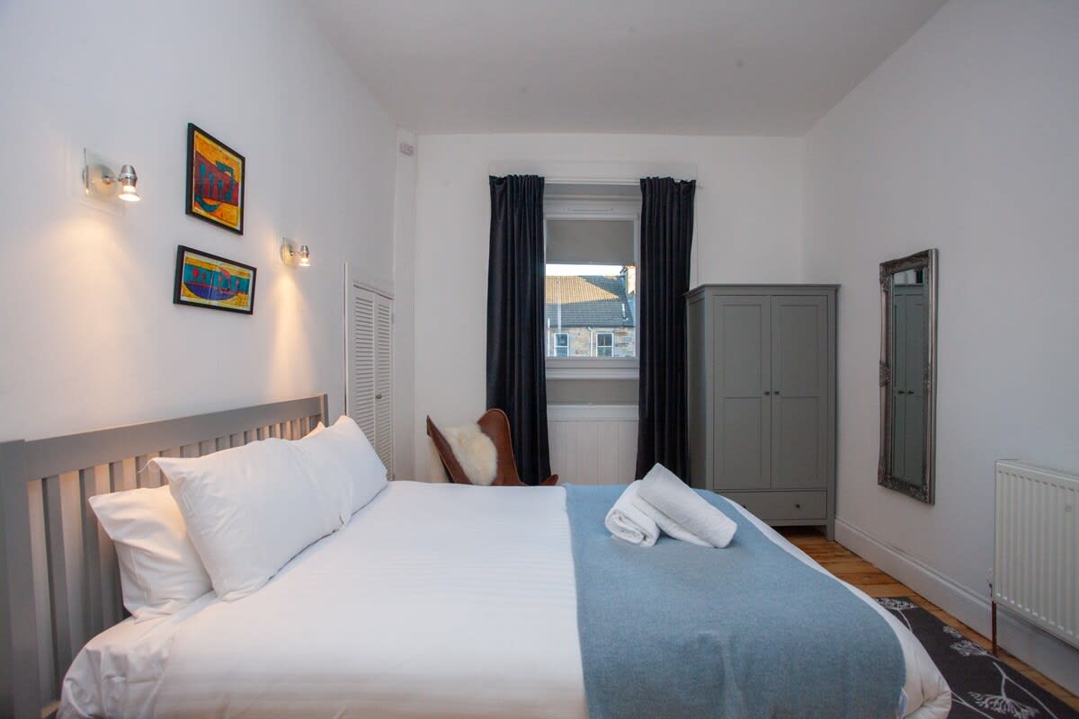 View Stylish flat in the heart of the West End in 4 Lawrence Street G11 5HQ Stylish flat in the heart of the West End in 4 Lawrence Street G11 5HQ - Property image 16 - VivreStays