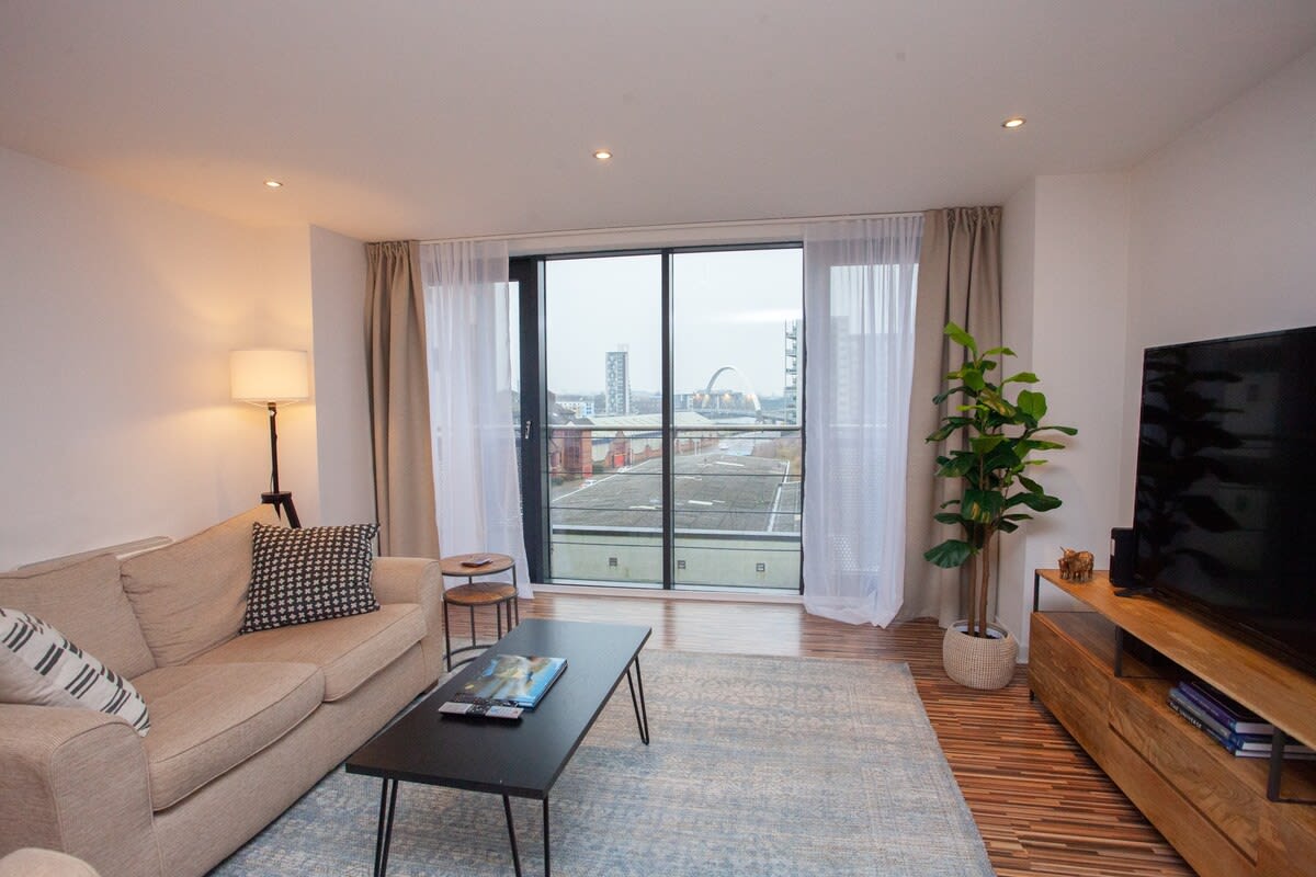 Modern Riverside Flat in Glasgow City in 72 Lancefield Quay G3 8JF - Property image 2 - VivreStays