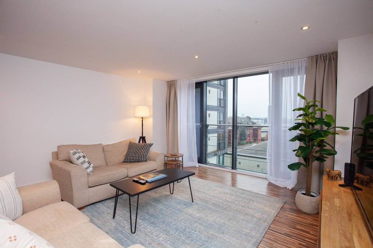 Modern Riverside Flat in Glasgow City in 72 Lancefield Quay G3 8JF - Property image 3 - VivreStays