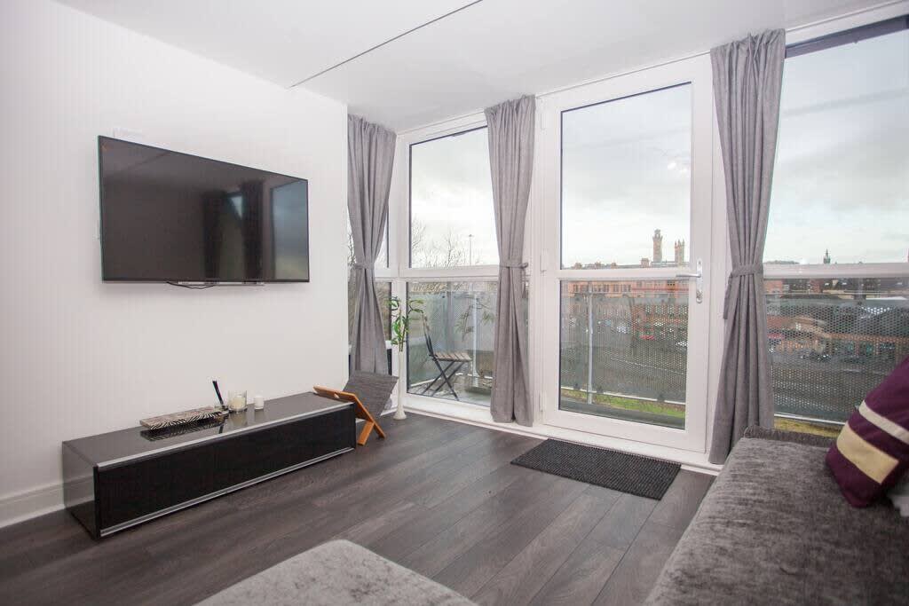 View Beautiful Flat with Panoramic Views over the City in 155 Buccleuch Street G3 6QN Beautiful Flat with Panoramic Views over the City in 155 Buccleuch Street G3 6QN - Property image 2 - VivreStays