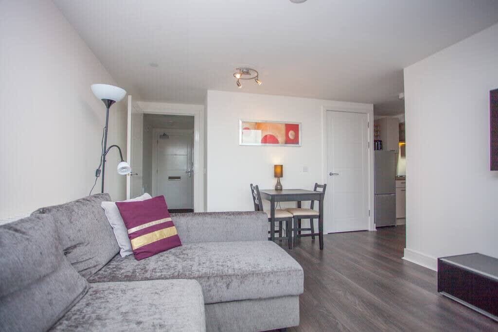 View Beautiful Flat with Panoramic Views over the City in 155 Buccleuch Street G3 6QN Beautiful Flat with Panoramic Views over the City in 155 Buccleuch Street G3 6QN - Property image 3 - VivreStays